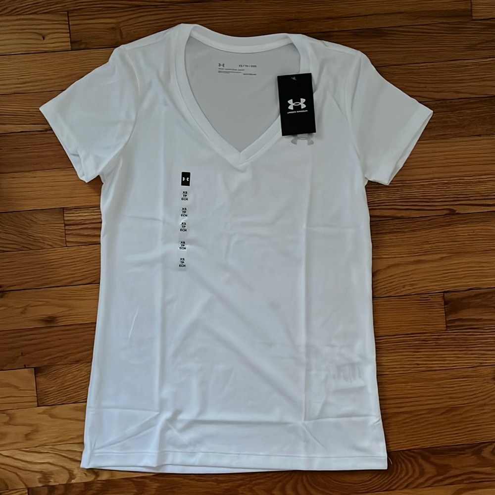 Under Armour Size XS “Heatgear” White Short Sleeve Top, NWT!